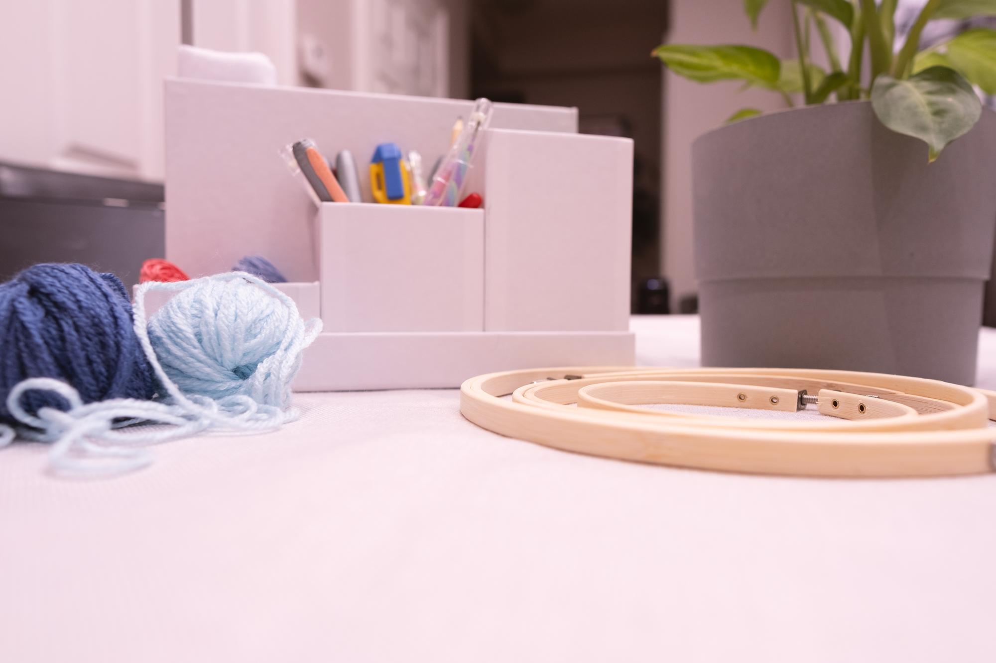 Atelier workspace con kit da ricamo